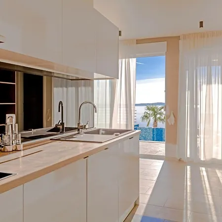 Luxury Astraeus Near Split, Private Pool 빌라